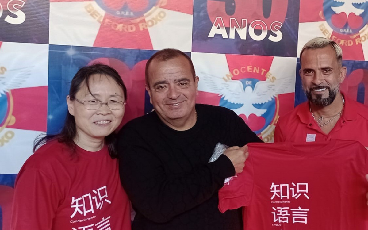Ana Qiao Jianzhen, diretora do Confucius Classroom da UFF(E), presidente Reginaldo Gomes, carnavalesco Cristiano Bara