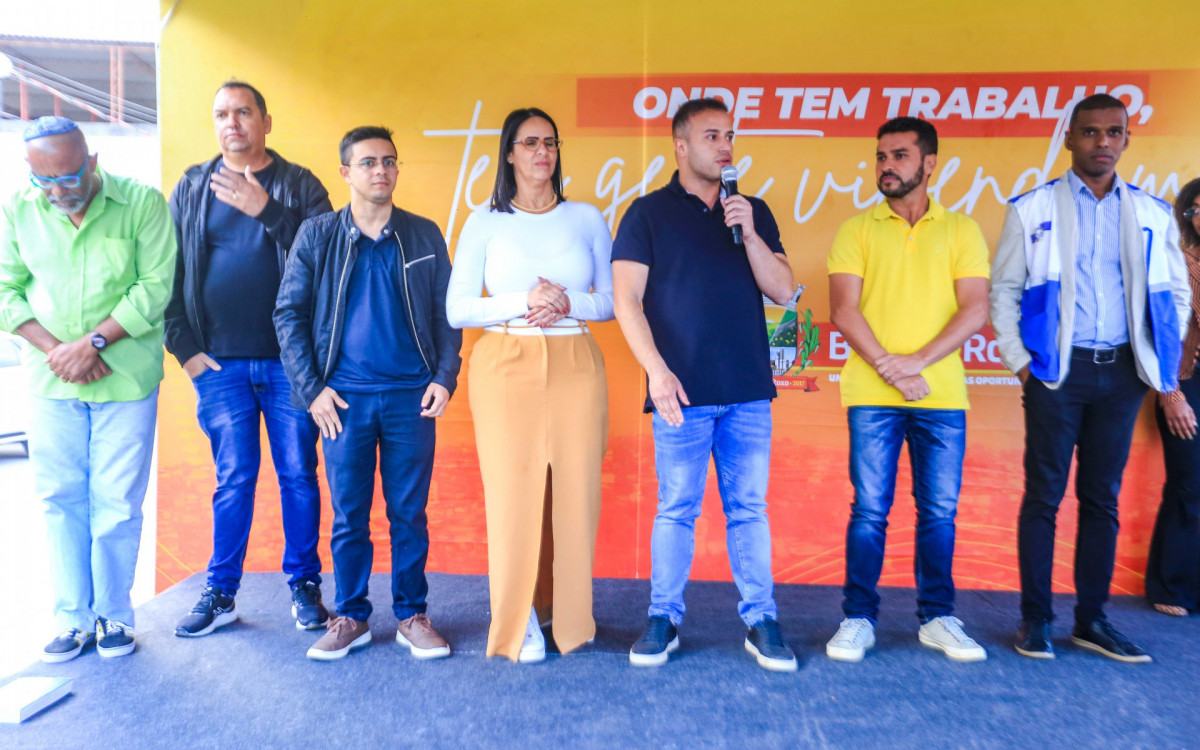 Na pra&ccedil;a de Nova Aurora, secret&aacute;rios, vereadores e o superintendente de seguran&ccedil;a alimentar lan&ccedil;aram o servi&ccedil;o que vai oferecer 250 kits do Caf&eacute;
