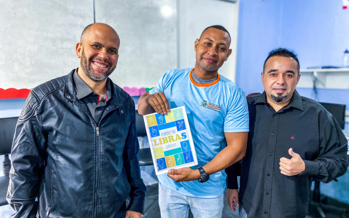 O professor de Libras, Dami&atilde;o Silva, ao lado do profissional da unidade de emerg&ecirc;ncia Patrick Monteiro e o secret&aacute;rio municipal da Pessoa com Defici&ecirc;ncia, Elvis Jacob