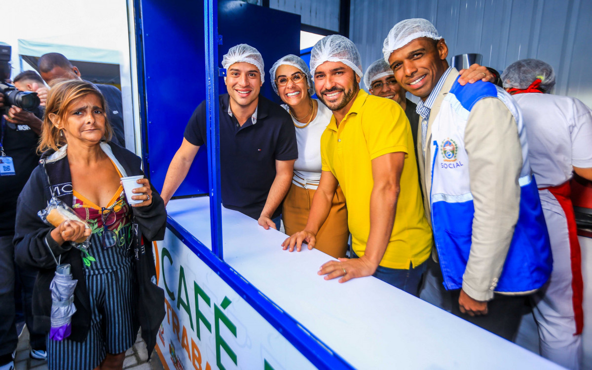 A moradora de Nova Aurora, Alexandra Sim&atilde;o, foi a primeira a receber o kit completo do Caf&eacute; do Trabalhador