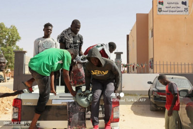 Cerca de 360 migrantes são resgatados na fronteira da Líbia com Tunísia