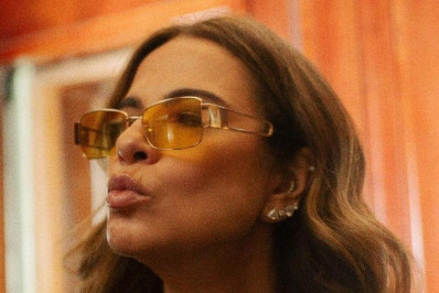 Luciana Gimenez revela estar solteira e responde se curte 'novinhos'