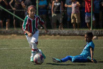 Primeira menina na base masculina do Fluminense se destaca em vitória
