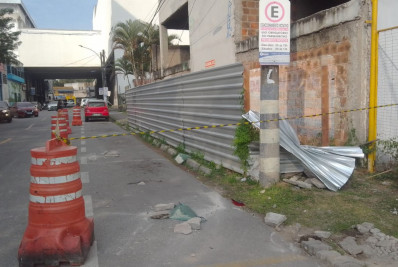 Carros são atingidos por queda de reboco de prédio com obra parada