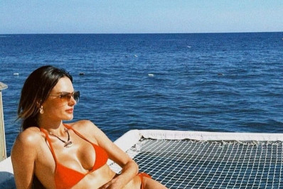 Alessandra Ambrosio exibe as curvas em cliques na Turquia