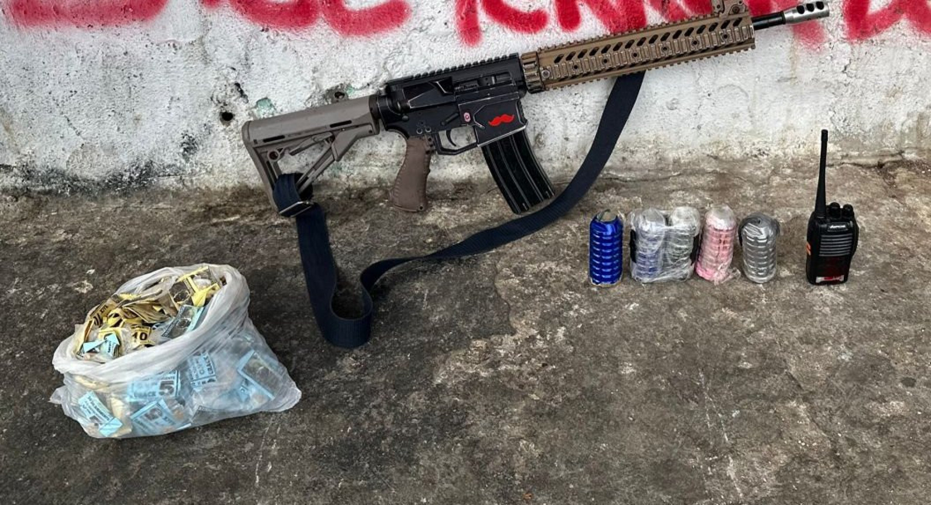 No Juramento, os militares apreenderam um fuzil, rádio, granadas e drogas - Divulgação / PMERJ