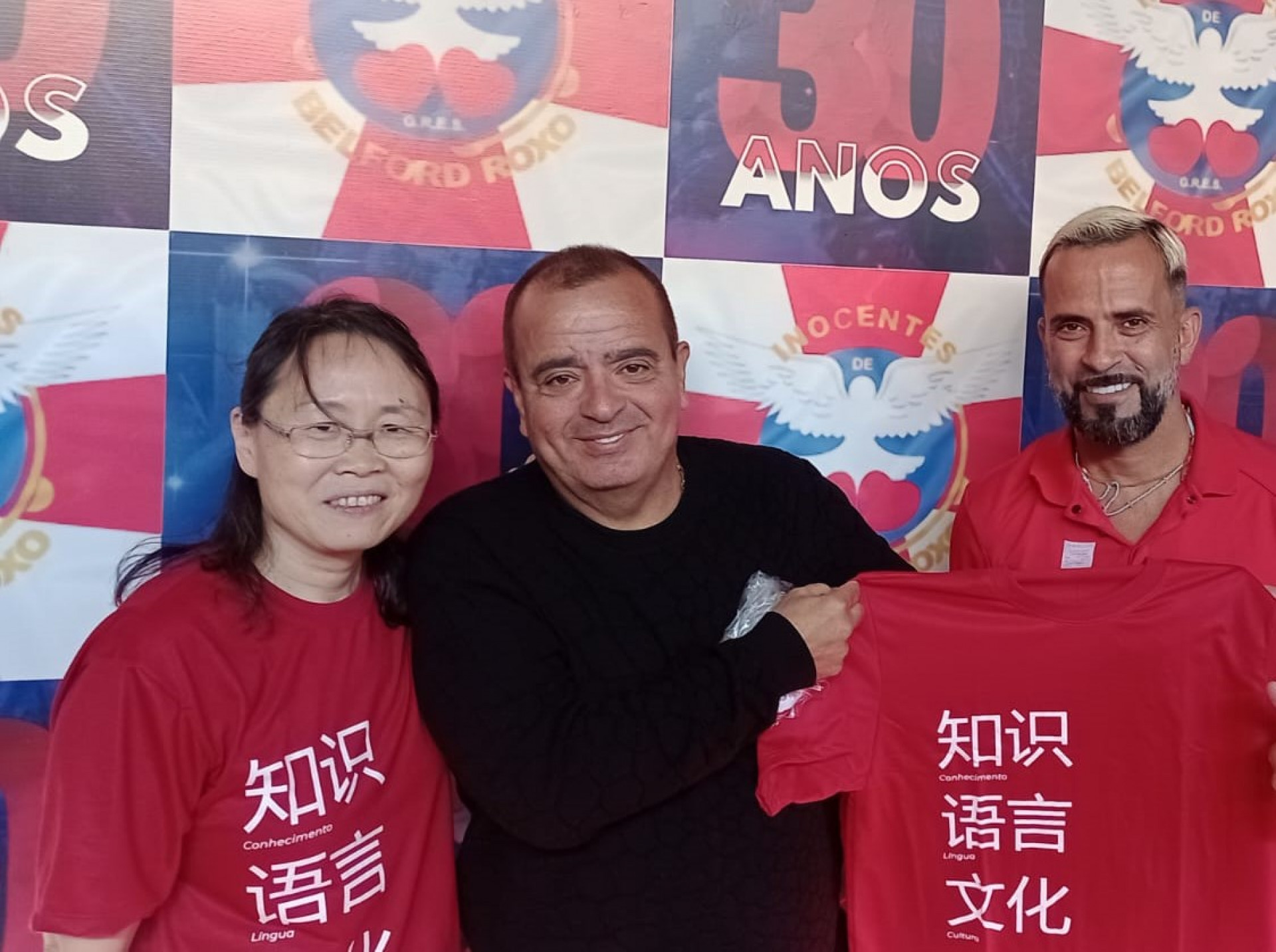 Ana Qiao Jianzhen, diretora do Confucius Classroom da UFF(E), presidente Reginaldo Gomes, carnavalesco Cristiano Bara - Divulgação