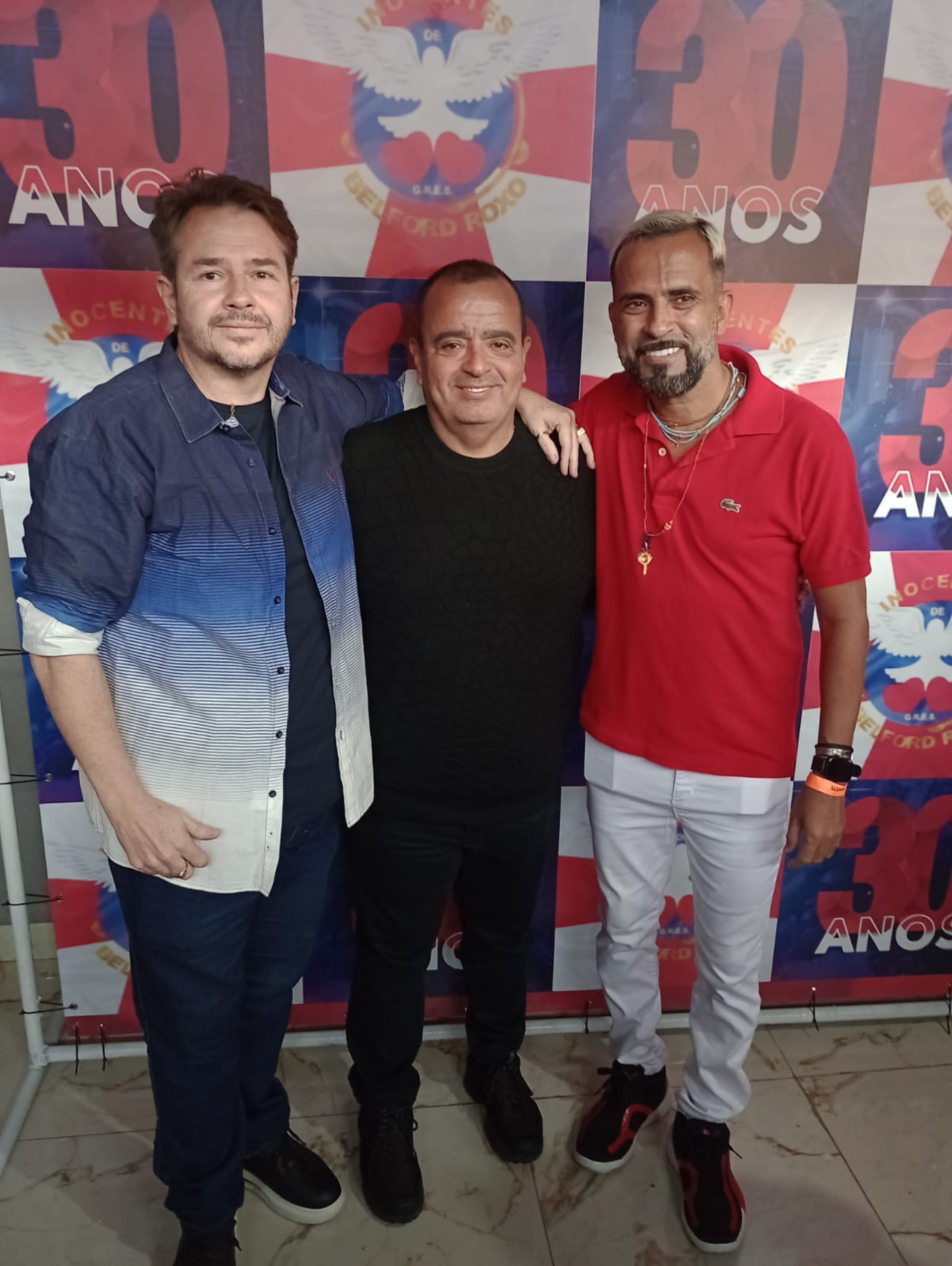 Carnavalesco Marco Falleiros (E), presidente Reginaldo Gomes e carnavalesco Cristiano Bara - Divulga&ccedil;&atilde;o