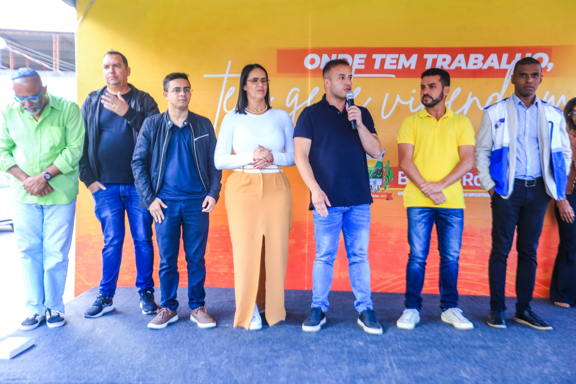 Na pra&ccedil;a de Nova Aurora, secret&aacute;rios, vereadores e o superintendente de seguran&ccedil;a alimentar lan&ccedil;aram o servi&ccedil;o que vai oferecer 250 kits do Caf&eacute; - Rafael Barreto / PMBR