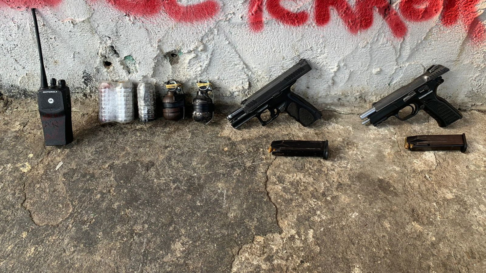 Policiais apreenderam duas pistolas, rádio e granadas durante ação no Juramento - Divulgação / PMERJ