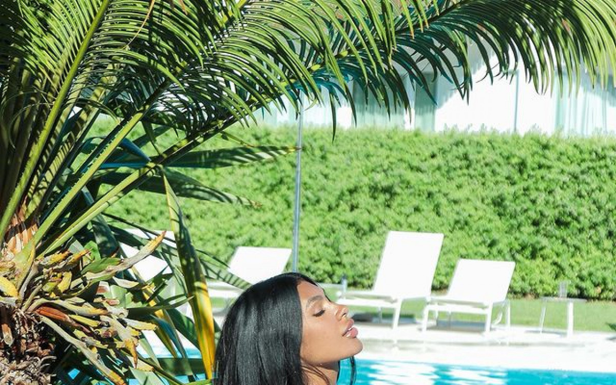 Pocah seduz na beira de piscina em Portugal