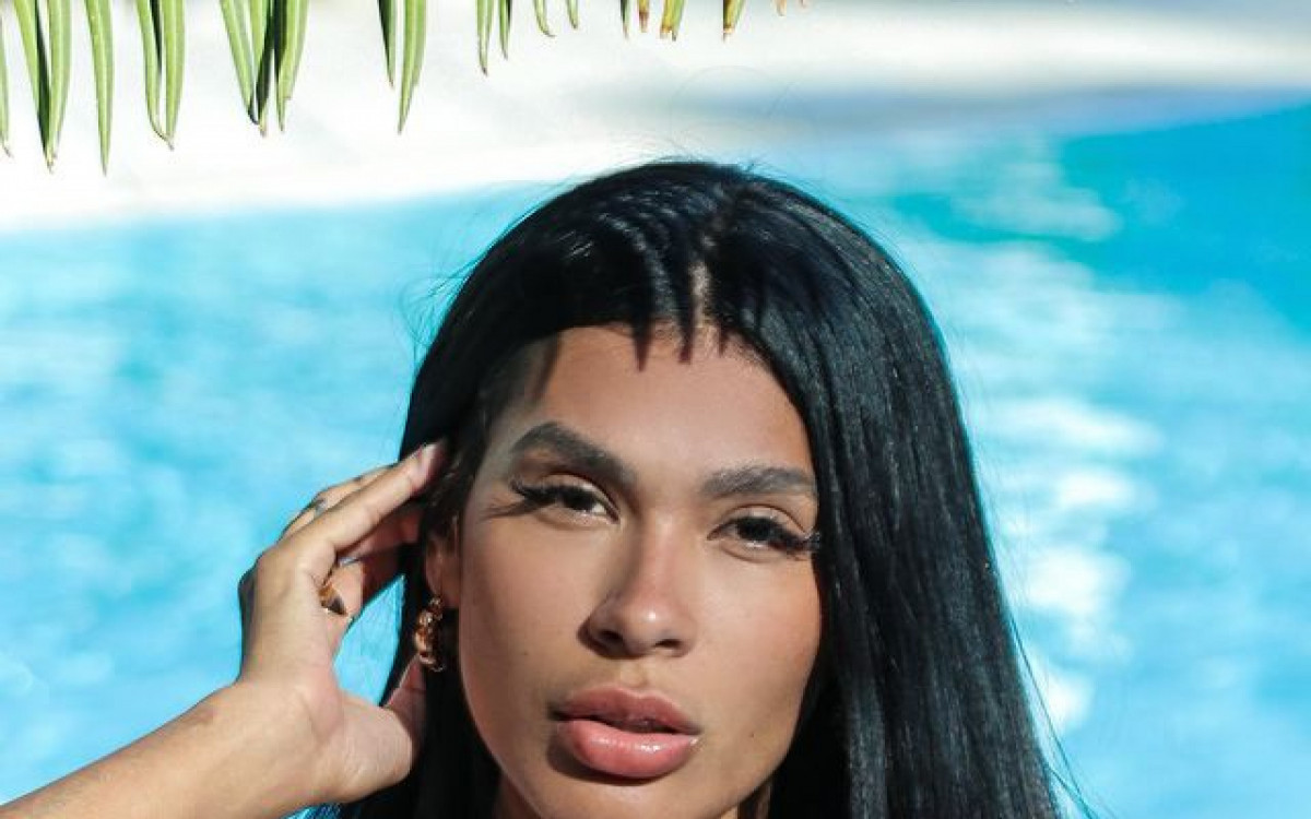 Pocah seduz na beira de piscina em Portugal