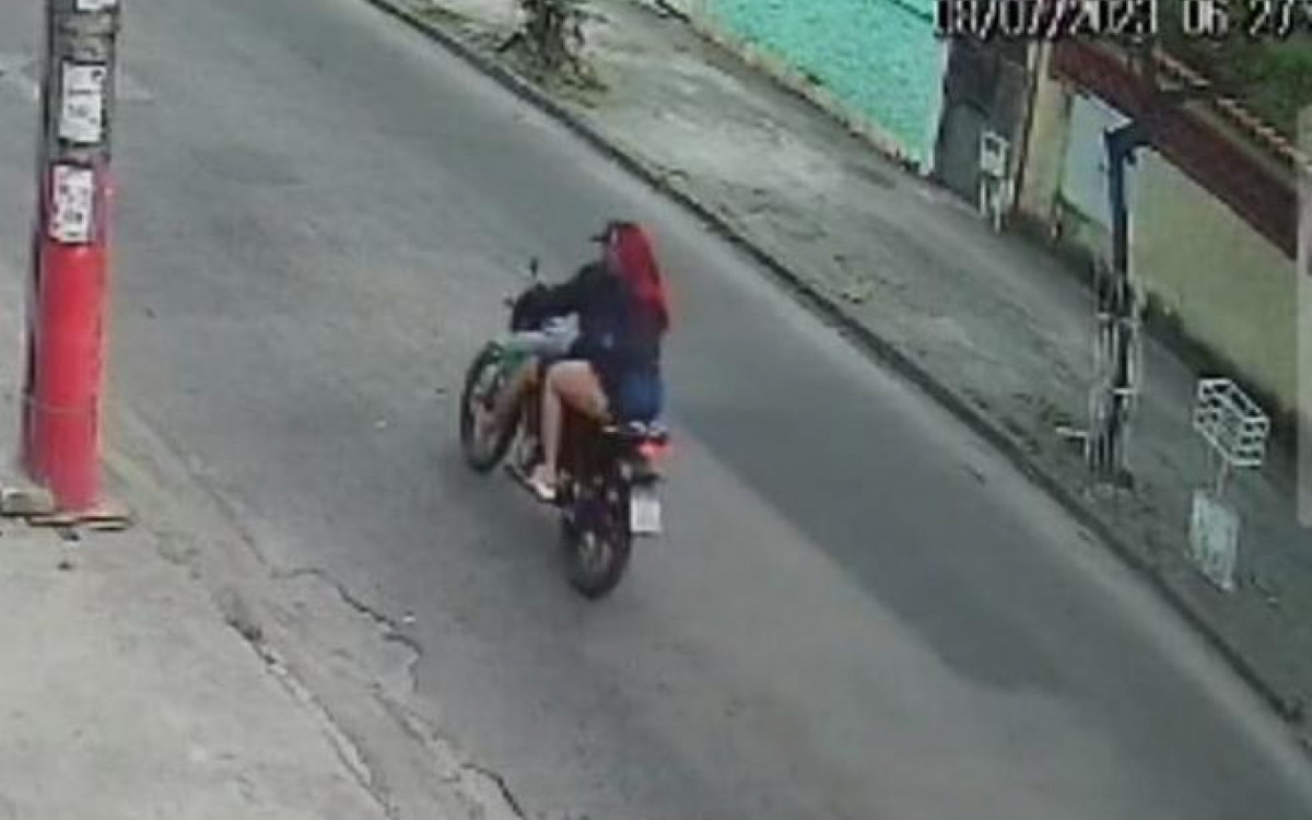 Imagem mostra casal em moto envolvida no atropelamento do idoso - Reprodu&ccedil;&atilde;o