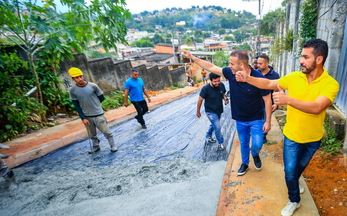 O secret&aacute;rio Matheus Carneiro visitou as obras do bairro Nova Aurora
