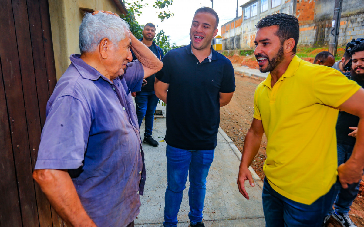 Matheus Carneiro (ao centro) ouviu as reivindica&ccedil;&otilde;es e destacou que a Prefeitura est&aacute; atuando em diversos bairros