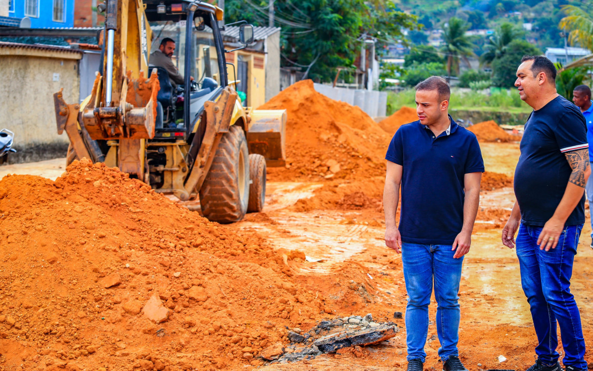 Os secret&aacute;rios Matheus Carneiro e Paulo S&eacute;rgio Luna acompanham de perto a execu&ccedil;&atilde;o das obras nos bairros