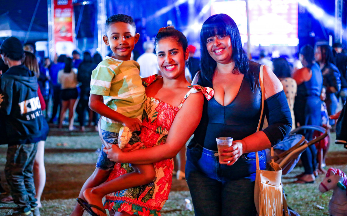 A fam&iacute;lia do pequeno Arthur, a m&atilde;e Renata Cristina (centro) e a av&oacute; Zuleide Silva aproveitaram bastante o Arrai&aacute; Belforroxense