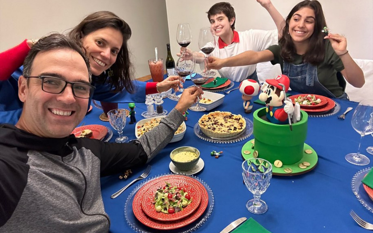 Tadeu Schmidt ganha bolo de anivers&aacute;rio com tema do Super Mario Bros em festa com a fam&iacute;lia
