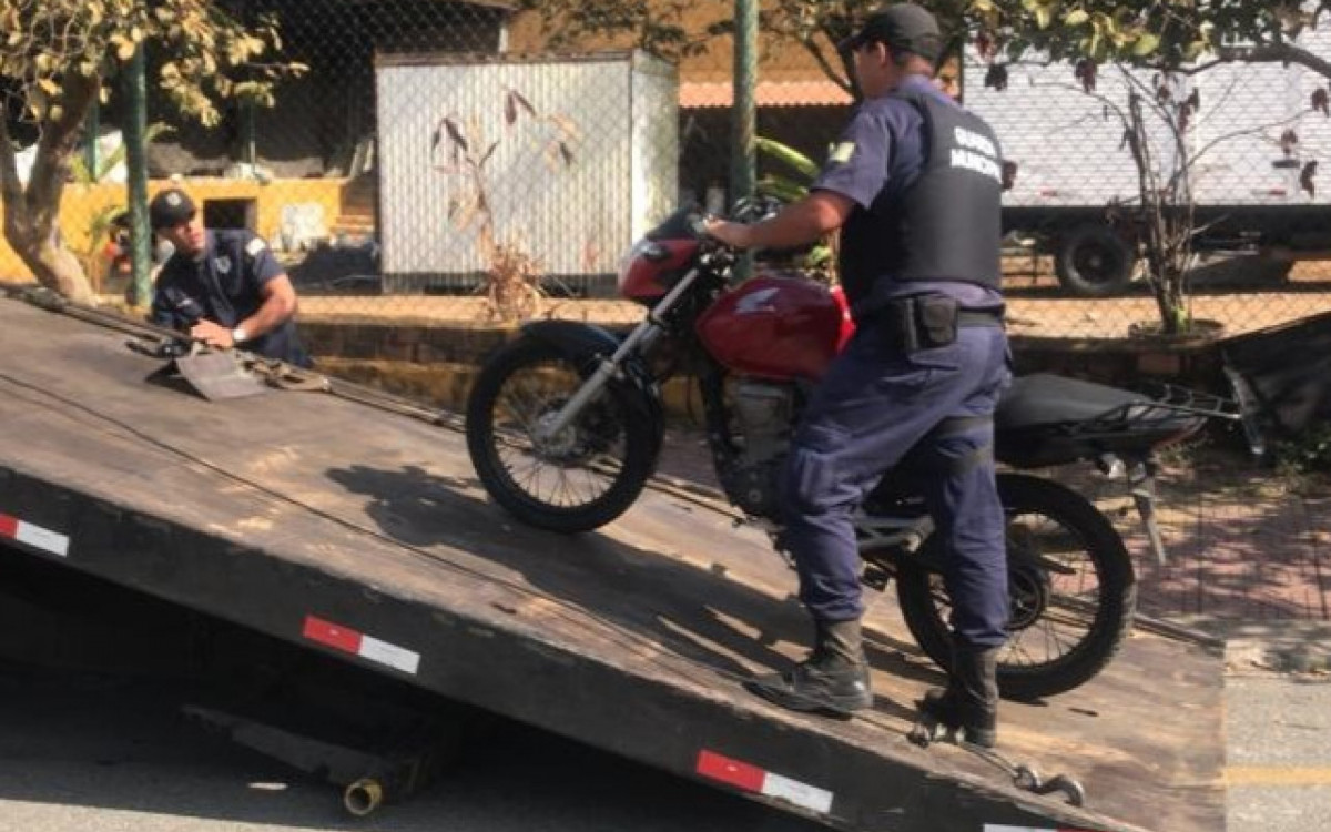 Homem de 20 anos conduzia motocicleta sem placa, com os números do chassi e motor raspados - Divulgação/Secom PMVR