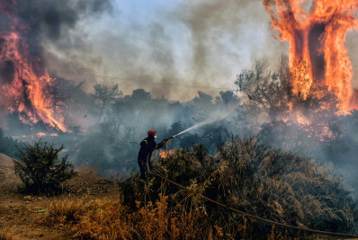 Grécia: incêndios florestais fecham rodovias e ameaçam refinaria