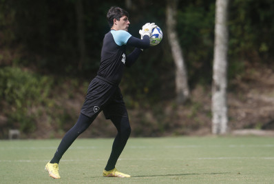 Goleiro João Fernando, do Botafogo, passa por cirurgia para correção de fratura na mão