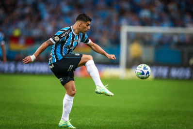 Time de Messi encaminha a contratação de Luis Suárez, diz jornal uruguaio