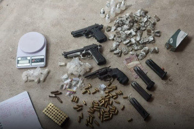 PM prende dois homens com armas e drogas em Cabo Frio