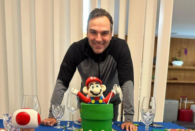 Tadeu Schmidt comemora aniversário com a família e ganha bolo com tema inusitado