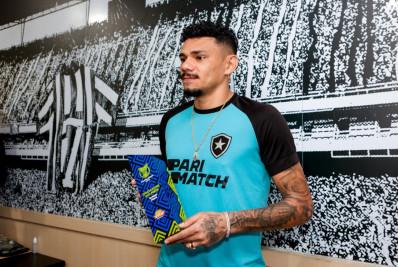 Botafogo: eleito craque do mês do Brasileirão, Tiquinho escolhe fazer doação para a Associação Redes de Desenvolvimento da Maré