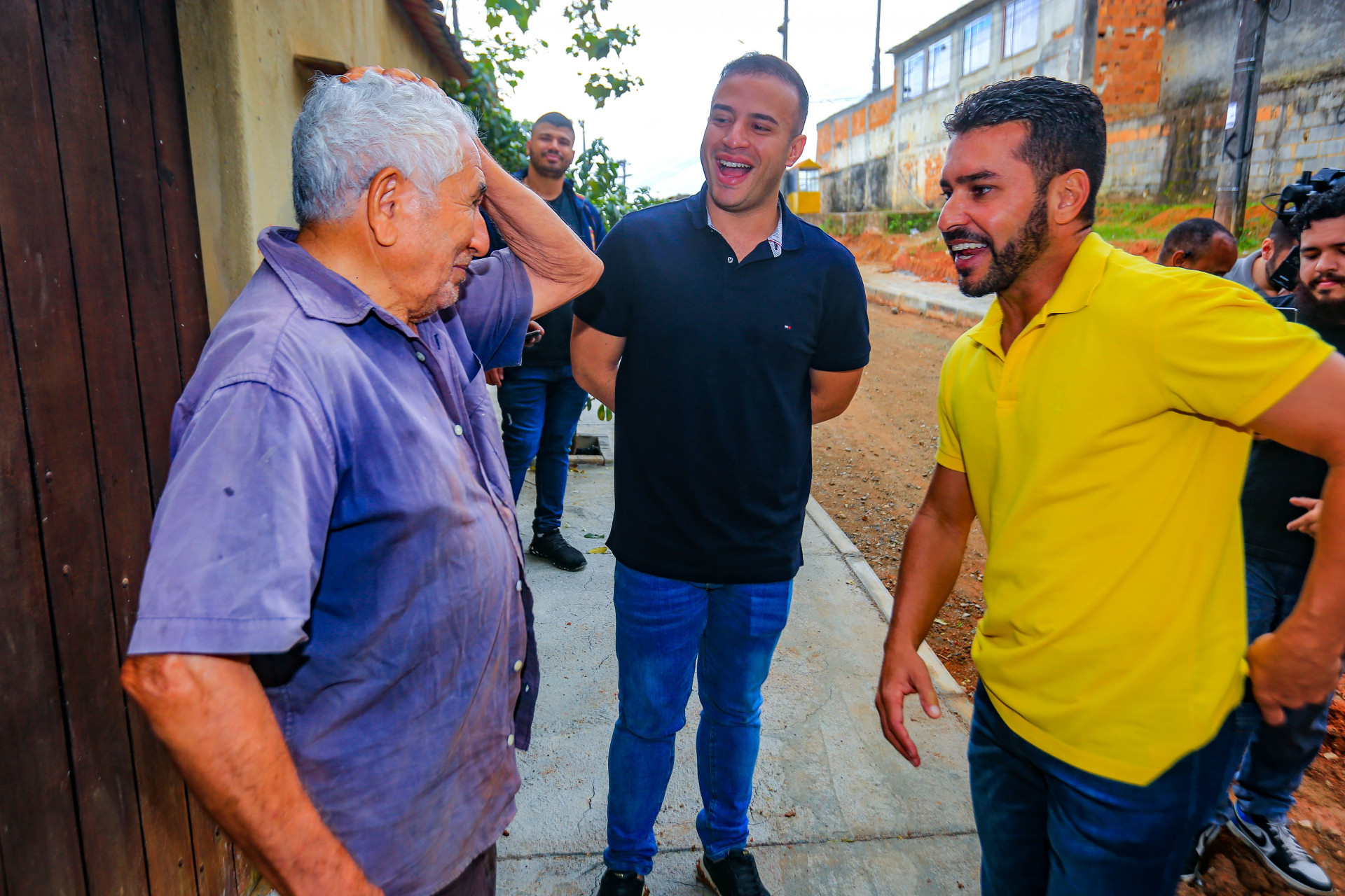 Matheus Carneiro (ao centro) ouviu as reivindica&ccedil;&otilde;es e destacou que a Prefeitura est&aacute; atuando em diversos bairros - Rafael Barreto / PMBR