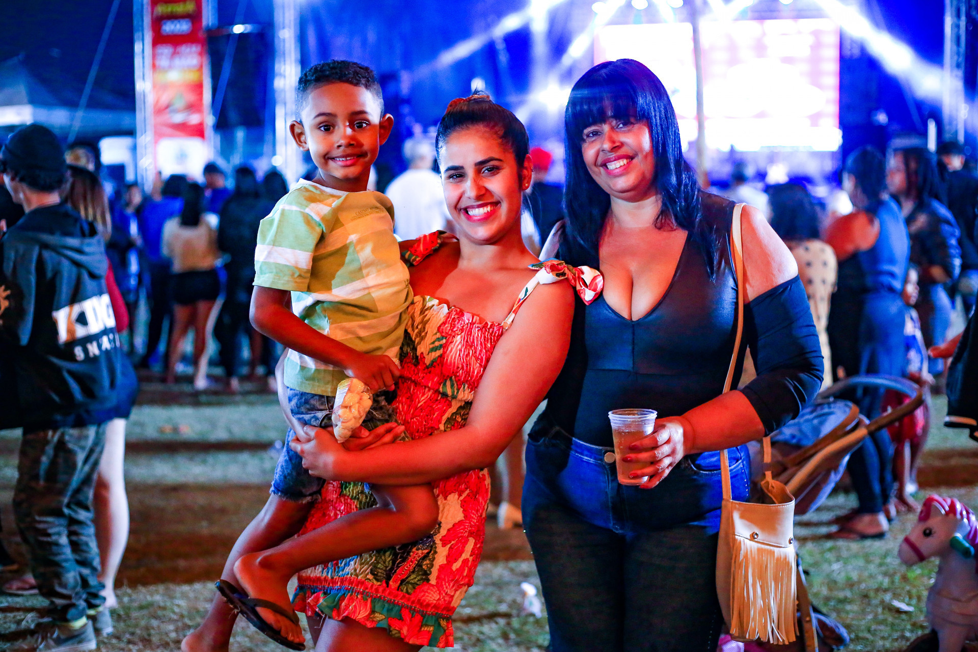 A fam&iacute;lia do pequeno Arthur, a m&atilde;e Renata Cristina (centro) e a av&oacute; Zuleide Silva aproveitaram bastante o Arrai&aacute; Belforroxense - Rafael Barreto e Kristian Amarante/PMBR  