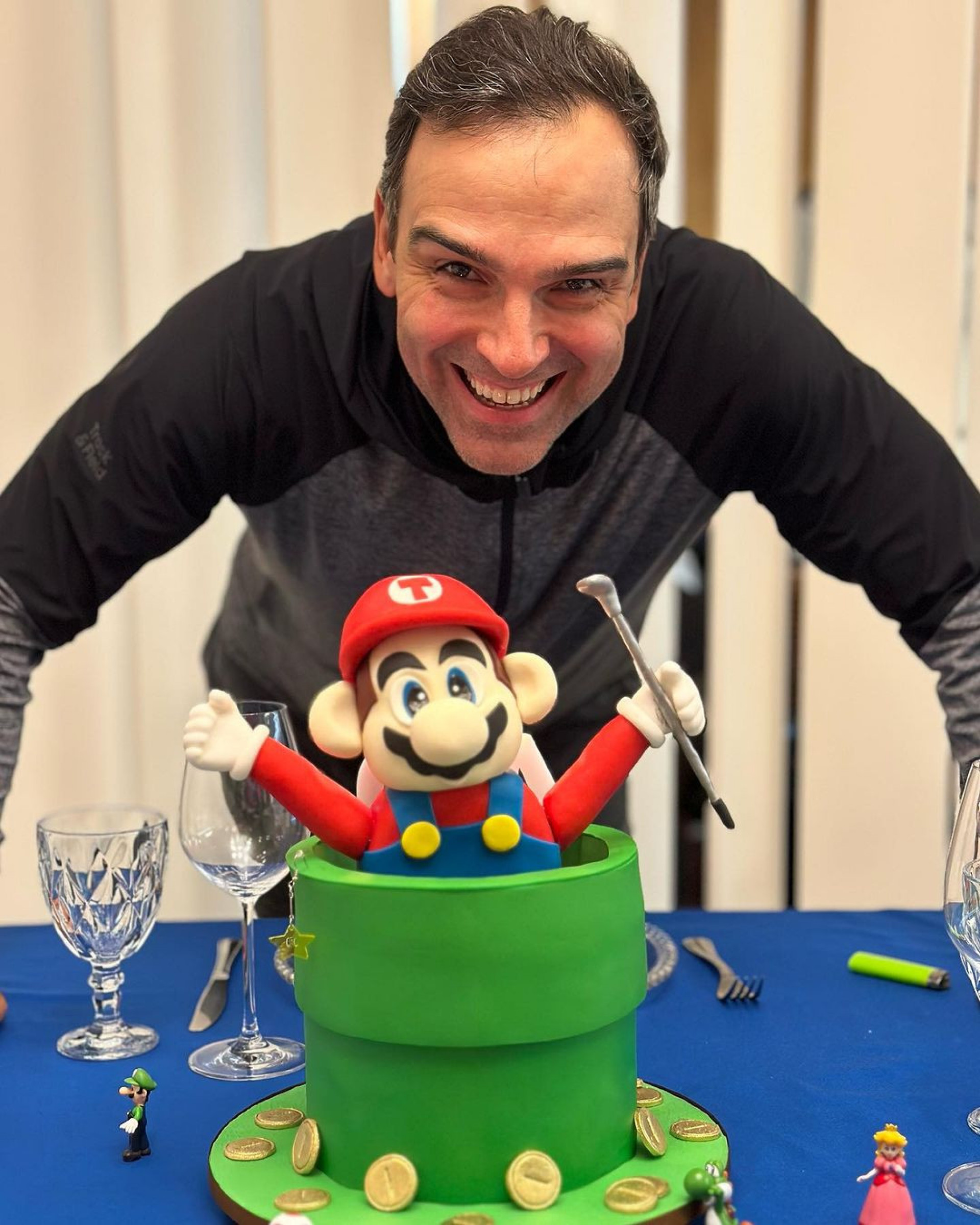 Tadeu Schmidt ganha bolo de aniversário com tema do Super Mario Bros em festa com a família - Reprodução/Instagram