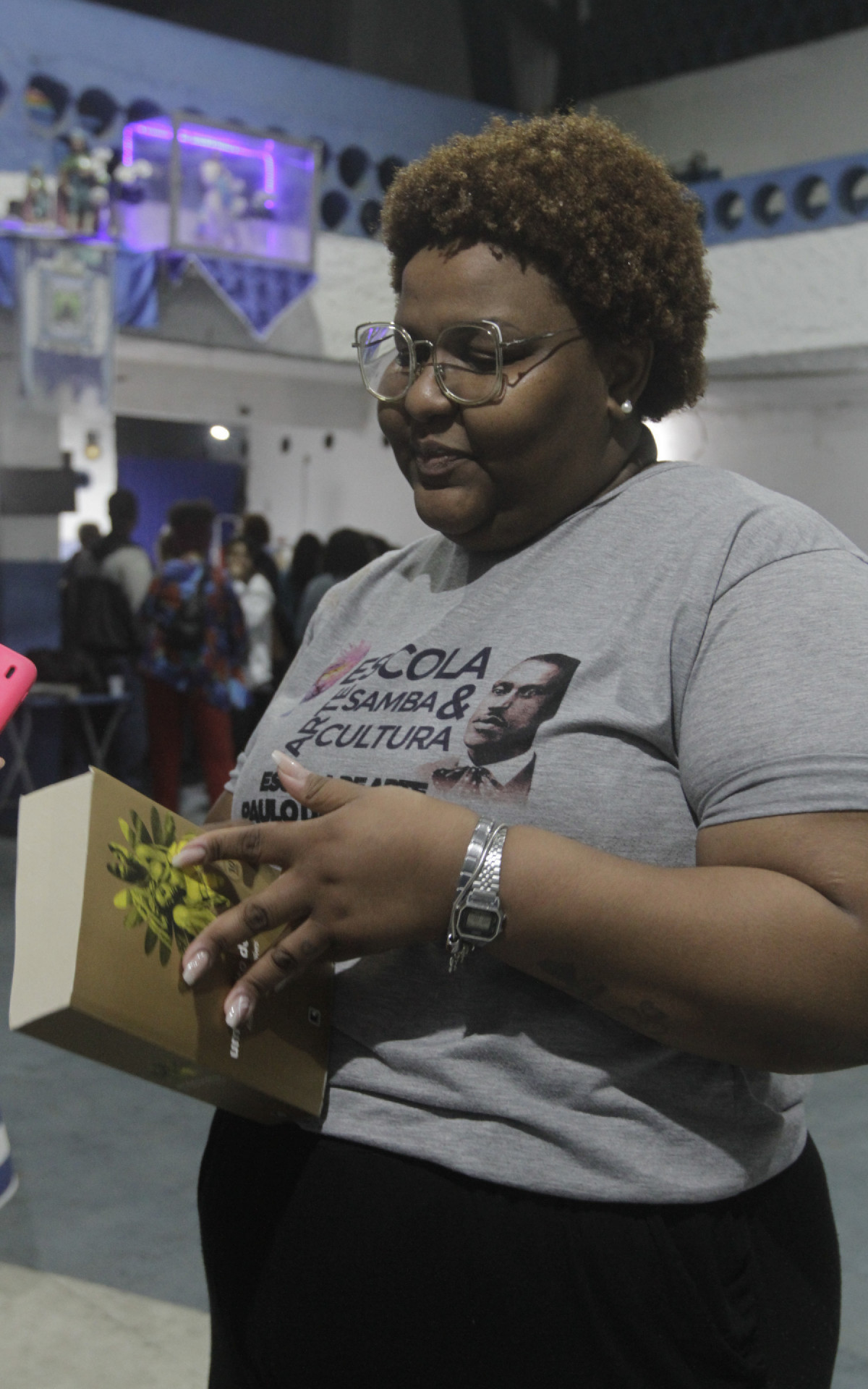 Mariana Almeida &eacute; aluna da oficina de leitura da Portela e se emociona com livro 'Um Defeito de Cor' - Marcos Porto/Ag&ecirc;ncia O Dia