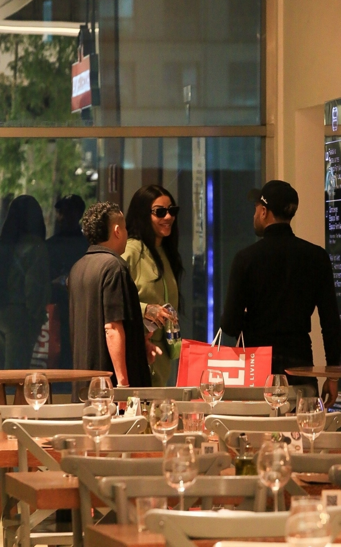 Ludmilla foi vista acompanhada de amigos enquanto passeava em shopping do Rio