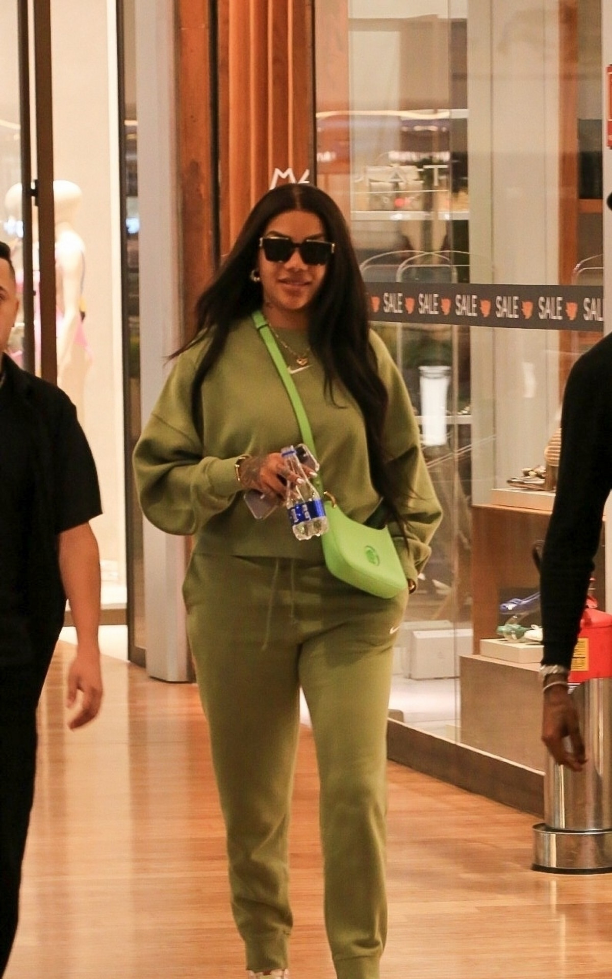 Ludmilla vestiu conjunto de moletom verde para passear em shopping na Barra da Tijuca