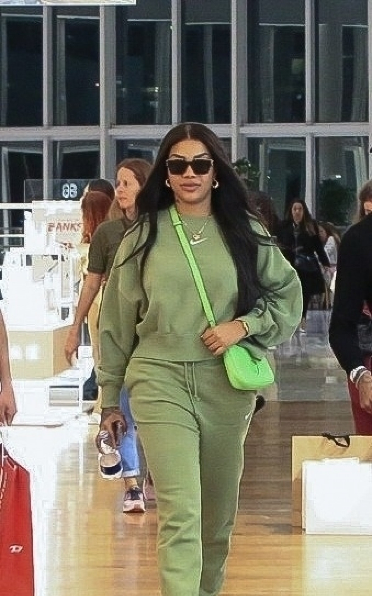 Ludmilla vestiu conjunto de moletom verde para passear em shopping na Barra da Tijuca