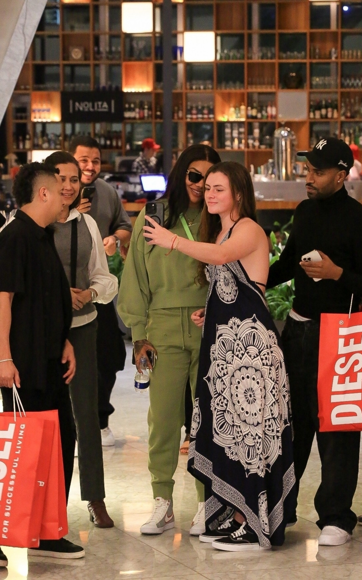 Ludmilla posou para fotos com fãs durante passeio em shopping da Barra da Tijuca