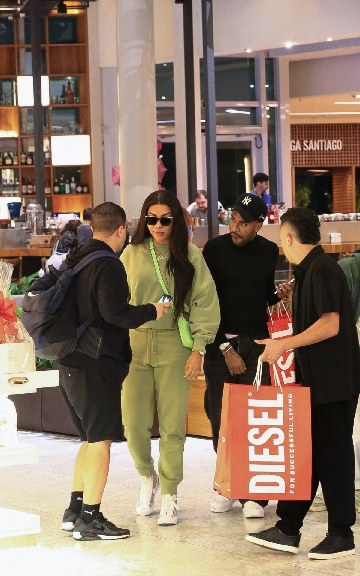 Ludmilla foi vista acompanhada de amigos enquanto passeava em shopping do Rio