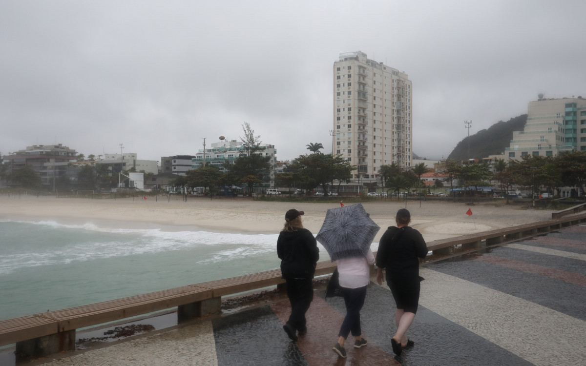 Clima tempo no Quebra-mar da Barra da Tijuca, no Rio de Janeiro. Nesta Quarta-Feira (19). - Pedro Ivo/Agência O Dia