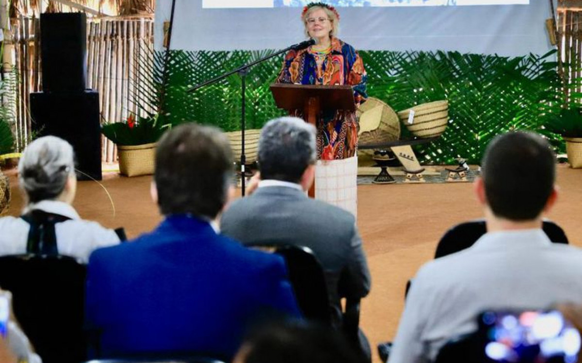 Rosa Weber lan&ccedil;a a primeira Constitui&ccedil;&atilde;o Federal traduzida em l&iacute;ngua ind&iacute;gena