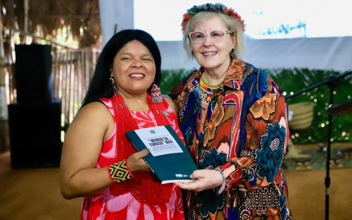Presidente do STF, Rosa Weber, ao lado da ministra dos Povos Ind&iacute;genas, Sonia Guajajara 