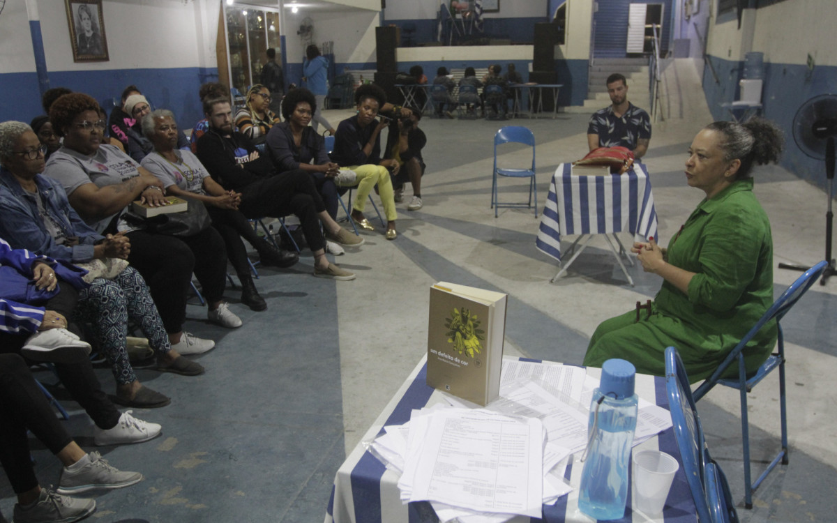 Ana Maria Gon&ccedil;alves, autora do livro 'Um Defeito de Cor', faz debate com alunos de oficina - Marcos Porto/Ag&ecirc;ncia O Dia