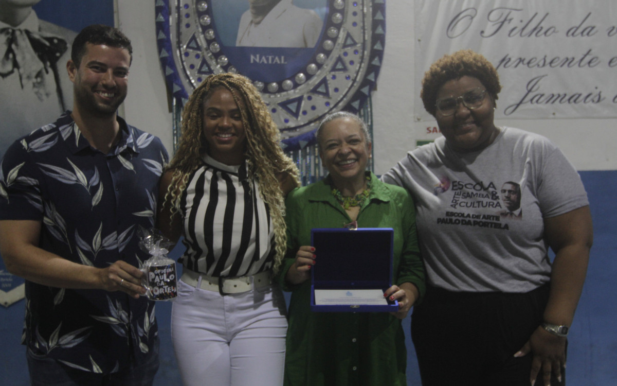 Alunos da oficina de leitura de 'Um Defeito de Cor' posam com a escritora Ana Maria Gon&ccedil;alves - Marcos Porto/Ag&ecirc;ncia O Dia