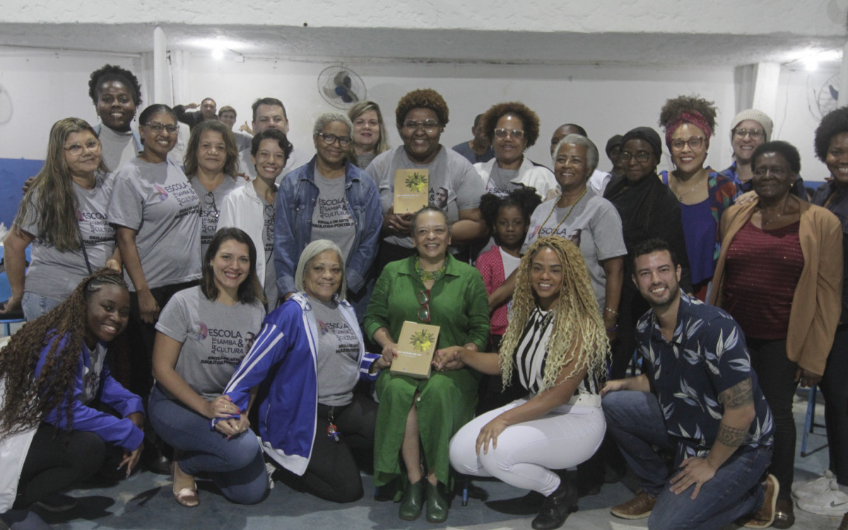 Ana Maria Gonçalves (de verde no meio) com participantes da oficina de leitura e a rainha de bateria Bianca Monteiro (com calça branca)