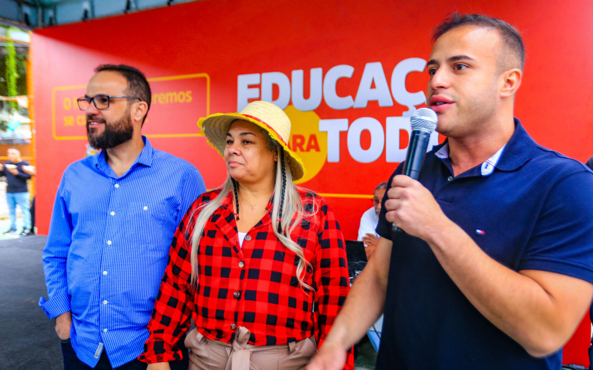 O secretários Denis Macedo e Matheus Carneiro com a diretora da escola municipal de educação especial Albert Sabin, Eliane de Almeida (centro)