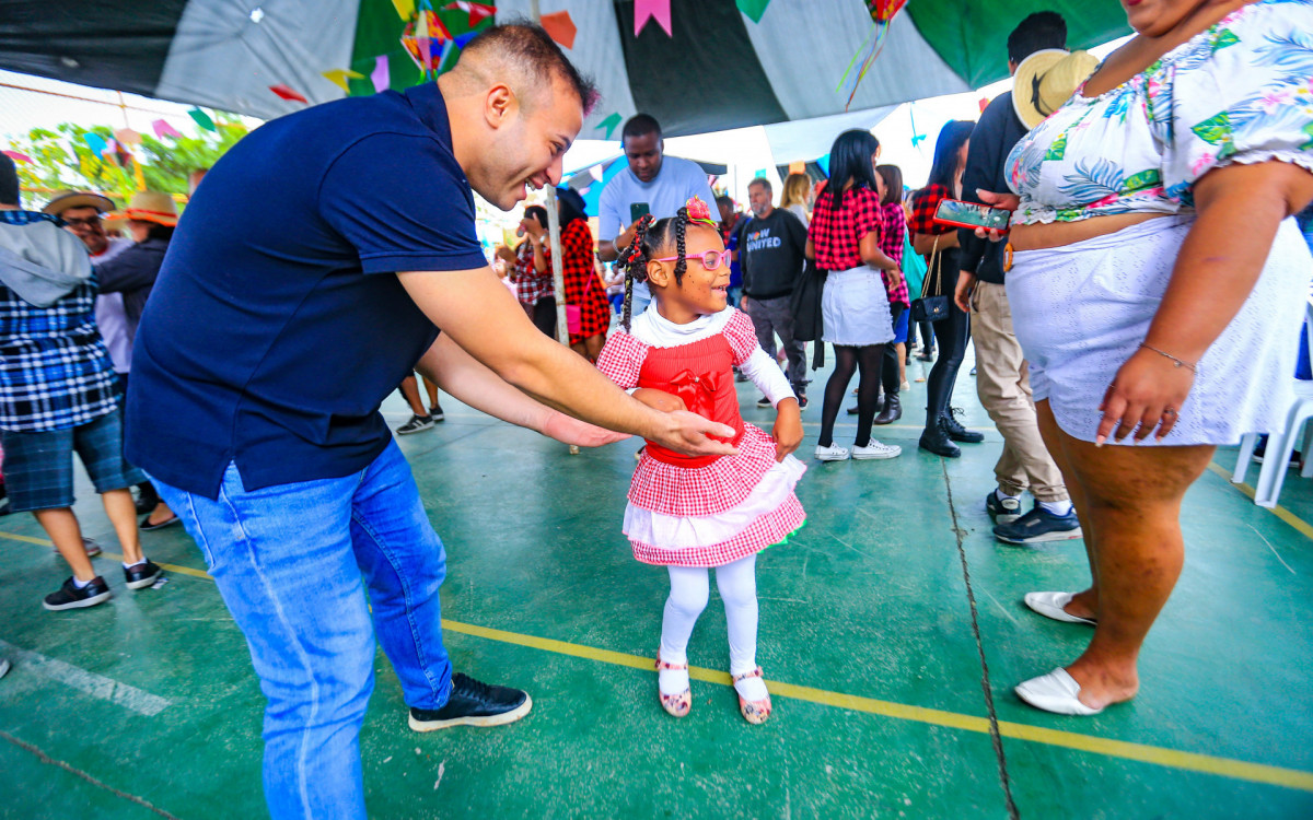 A criançada fez a festa aproveitando todas as danças e brincadeiras típicas
