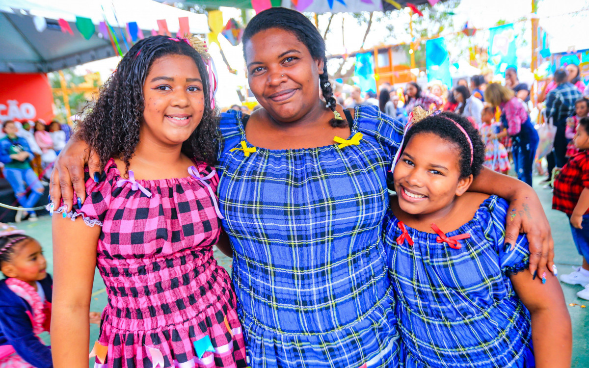Elaine Martins levou a prima Ketelen Vitória (esquerda) e a filha Lorraine Vitória (direita) para curtirem o Arraiá do Sabin