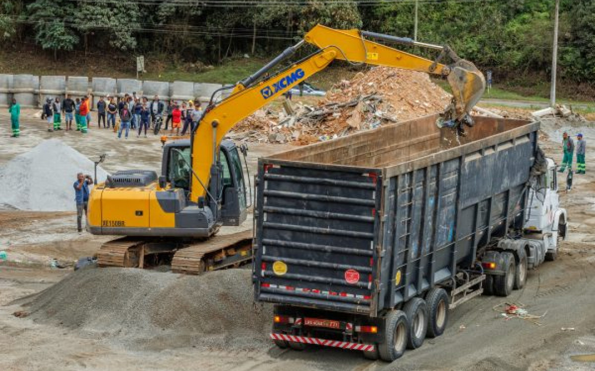 Teres&oacute;polis d&aacute; in&iacute;cio ao transbordo do lixo do Munic&iacute;pio