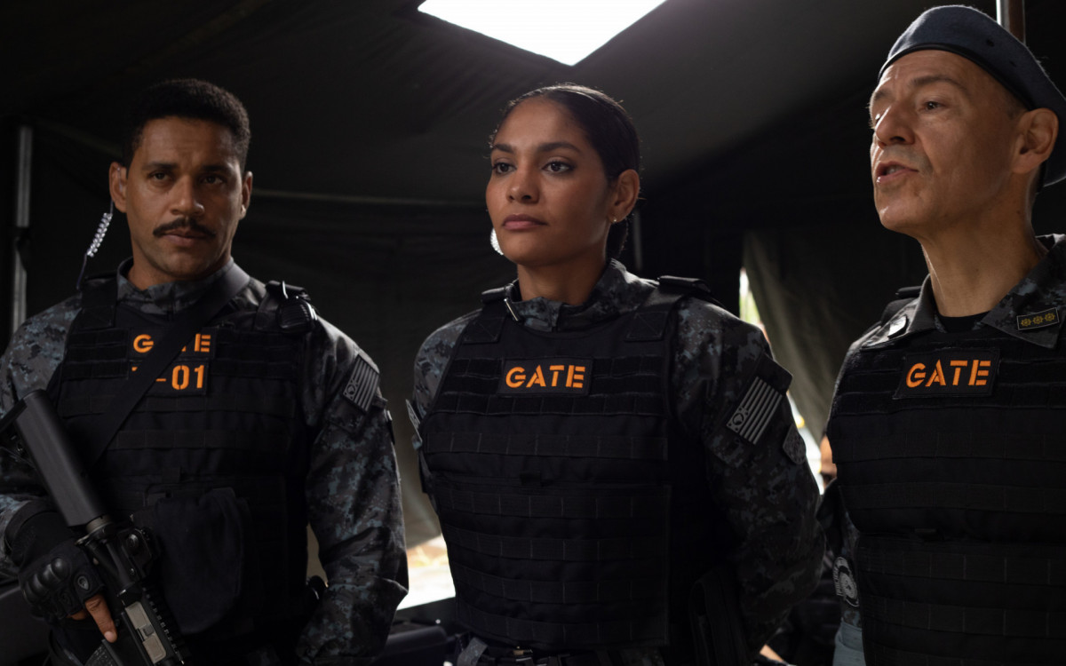 C&eacute;sar Mello, Barbara Reis e Em&iacute;lio de Mello, em cena de 'Negociador' - Ariela Bueno/Amazon Studios