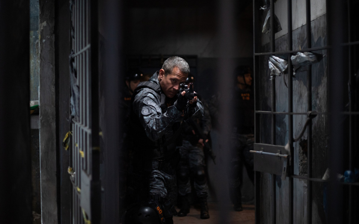 Malvino Salvador assume o papel do protagonista Gabriel Menck em 'Negociador' - Ariela Bueno/Amazon Studios